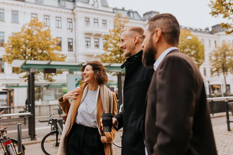 Tre personer som pratar utanför kontor
